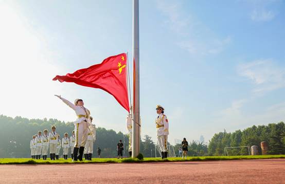 图片包含 户外, 草, 前, 男人描述已自动生成