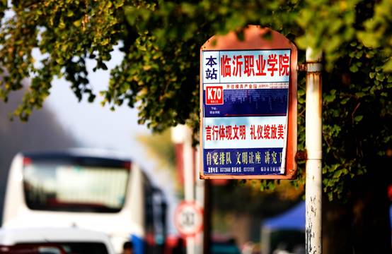 街道上立着指示牌描述已自动生成