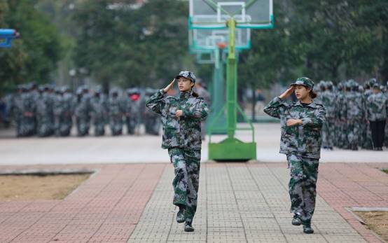 小孩在街道上中度可信度描述已自动生成