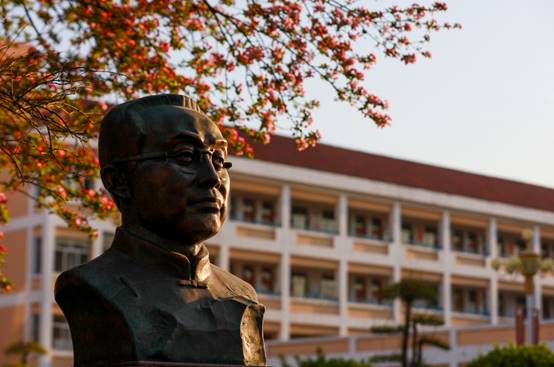 人的雕塑描述已自动生成